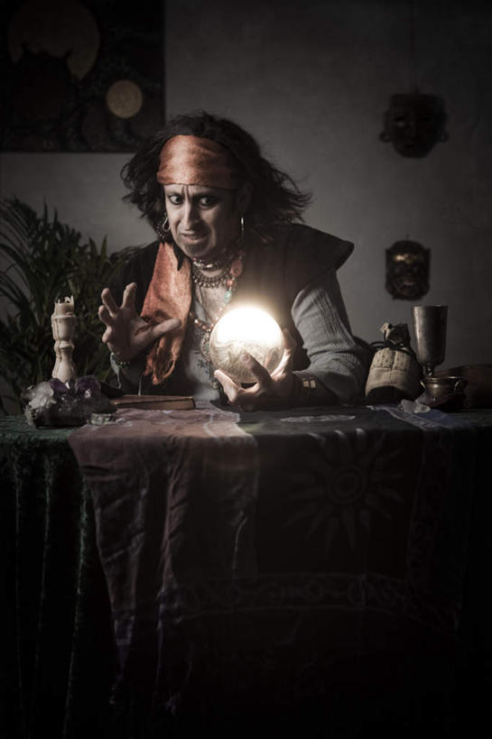 西方人,拳,一个人,坐,竖图,室内,夜晚,正面,神秘,桌子,欧洲,欧洲人,仅一个男性,仅一个人,仅一个中年男性,握,服装,朦胧,模糊,透明,布料,办公桌,墙,水晶,布纹,注视,休闲装,墙壁,墙面,球,桌布,衣服,餐巾,台布,观察,看,休闲,球体,休闲服,水晶球,握着,服饰,观看,察看,关注,秘密,奥秘,男人,男性,中年男性,白种人,拳头,坐着,半身,彩图