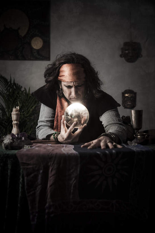 西方人,拳,一个人,坐,捧,竖图,室内,夜晚,正面,神秘,桌子,欧洲,欧洲人,仅一个男性,仅一个人,仅一个中年男性,握,服装,朦胧,模糊,透明,布料,办公桌,墙,水晶,布纹,注视,休闲装,墙壁,墙面,球,桌布,衣服,餐巾,台布,低头,观察,看,休闲,球体,休闲服,水晶球,握着,服饰,观看,察看,关注,秘密,奥秘,垂头,男人,男性,中年男性,白种人,拳头,端,端着,捧着,手捧,坐着,半身,彩图