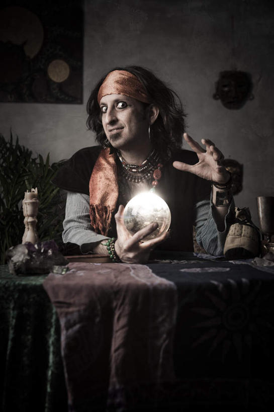 西方人,拳,一个人,坐,捧,竖图,室内,夜晚,正面,神秘,桌子,欧洲,欧洲人,仅一个男性,仅一个人,仅一个中年男性,握,服装,朦胧,模糊,透明,布料,办公桌,墙,水晶,布纹,扭头,注视,休闲装,墙壁,墙面,球,桌布,衣服,餐巾,台布,低头,观察,看,转头,休闲,球体,休闲服,水晶球,握着,服饰,观看,察看,关注,秘密,奥秘,垂头,男人,男性,中年男性,白种人,拳头,端,端着,捧着,手捧,坐着,半身,彩图