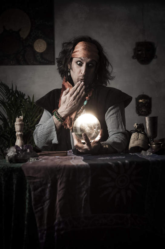 西方人,一个人,坐,捧,竖图,室内,夜晚,正面,神秘,桌子,欧洲,欧洲人,仅一个男性,仅一个人,仅一个中年男性,握,服装,惊讶,朦胧,模糊,透明,布料,办公桌,墙,水晶,布纹,扭头,注视,休闲装,墙壁,墙面,球,桌布,衣服,餐巾,台布,低头,观察,看,转头,休闲,球体,休闲服,水晶球,握着,服饰,观看,惊奇,察看,关注,秘密,奥秘,诧异,垂头,男人,男性,中年男性,白种人,端,端着,捧着,手捧,坐着,半身,彩图