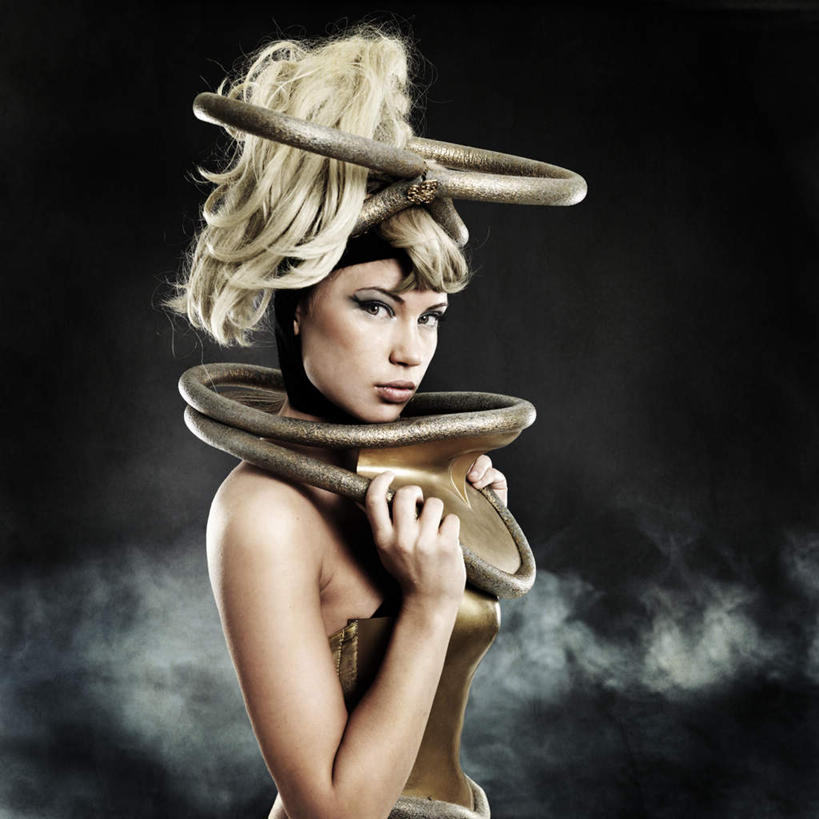 西方人,脸,头,脸颊,手,一个人,站,举,方图,室内,白天,侧面,雾,欧洲,欧洲人,仅一个年轻女性,仅一个女性,仅一个人,黑色背景,朦胧,模糊,装饰,烟雾,注视,肩膀,观察,看,托,站着,手部,金色,摄影,影棚,观看,华丽,修饰,点缀,迷雾,察看,关注,衬托,美观,雅致,雅观,年轻女性,女人,女性,白种人,头部,长发,脸部,脸蛋,面部,大雾,举起,举手,举着,向上举,向上伸,向上托,站立,半身,彩图,影棚拍摄,拍摄