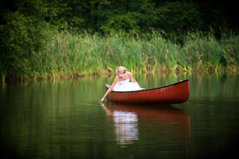 西方人,一个人,新娘,坐,横图,室外,白天,正面,婚礼,旅游,度假,游戏,快乐,草地,草坪,河流,美景,水,植物,船,欧洲,欧洲人,仅一个年轻女性,仅一个女性,仅一个人,一艘,庆祝,平静,河水,景观,水流,木船,结婚,玩,注视,娱乐,草,树,树木,绿色,倒影,自然,交通工具,观察,看,享受,休闲,喜庆,景色,放松,生长,成长,观看,活动,纪念,宁静,察看,倒映,舟,发泄,关注,消遣,智力,自然风光,载具,宣泄,反照,年轻女性,女人,女性,白种人,玩耍,嬉戏,坐着,半身,彩图,高兴