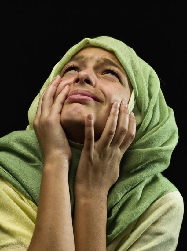 东方人,儿童,一个人,坐,竖图,室内,白天,正面,民族服装,纯洁,亚洲,仅一个男性,仅一个人,撑,黑色背景,服装,长袍,头巾,托腮,注视,黄种人,小孩,衣服,绿色,观察,看,托,仅一个小孩,一件,疼痛,可爱,童年,童趣,摄影,服饰,影棚,观看,悲伤,察看,伤心,衣着,穿着,关注,托下巴,痛苦,童真,烂漫,无邪,疾苦,苦楚,衣饰,抽泣,堕泪,呜咽,饮泣,天真,男孩,男人,男性,亚洲人,孩子,坐着,半身,彩图,影棚拍摄,传统服装,民俗服,哭泣,啼哭,拍摄,男生