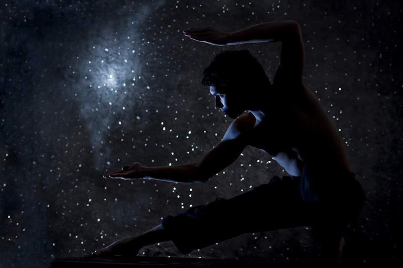 西方人,一个人,蹲,举,盘腿,横图,室外,夜晚,正面,锻炼,探险,神秘,运动,宇宙,柔道,欧洲,欧洲人,仅一个男性,仅一个人,许多,吊挂,悬挂,科学,太空,星星,很多,挂,注视,仅一个年轻男性,自然,观察,看,托,闪耀,黑暗,探索,伸手,银河,观看,发现,恒星,天体,察看,漆黑,闪烁,关注,空手道,天文学,外太空,闪动,闪灼,天河,星河,阴郁,河汉,体育,男人,男性,年轻男性,白种人,蹲着,举起,举手,举着,盘腿而坐,盘膝,盘着腿的,盘着腿坐,双腿交叉,向上举,向上伸,向上托,半身,彩图,健身,暗中