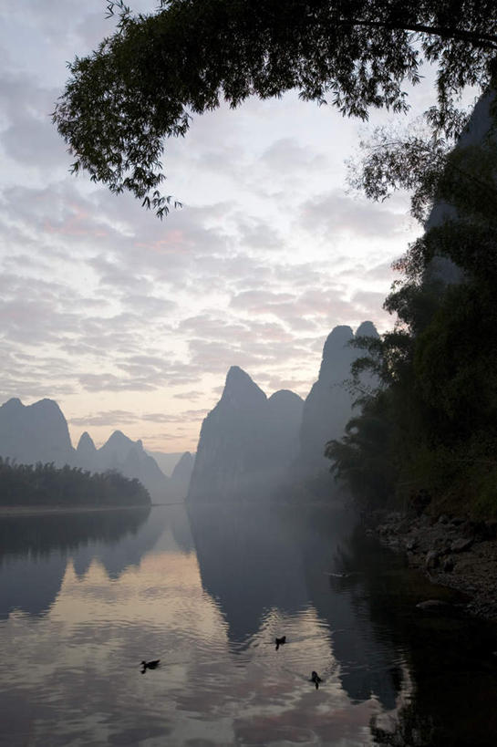 无人,竖图,室外,白天,正面,旅游,度假,河流,石头,美景,山,山脉,水,植物,鸟,丽江,中国,亚洲,三只,阴影,光线,鸟类,鸭,鸭子,石子,影子,河水,景观,山顶,山峰,水流,云,云朵,山峦,云彩,娱乐,家禽,云南,树,树木,蓝色,绿色,白云,倒影,蓝天,天空,阳光,自然,动物,群山,天,享受,休闲,景色,放松,牲畜,生长,晴朗,成长,倒映,自然风光,东亚,沉积岩,云南省,中华人民共和国,西南地区,滇,丽江市,颠峰,极峰,反照,水成岩,石块,岩石,晴空,彩图,全身