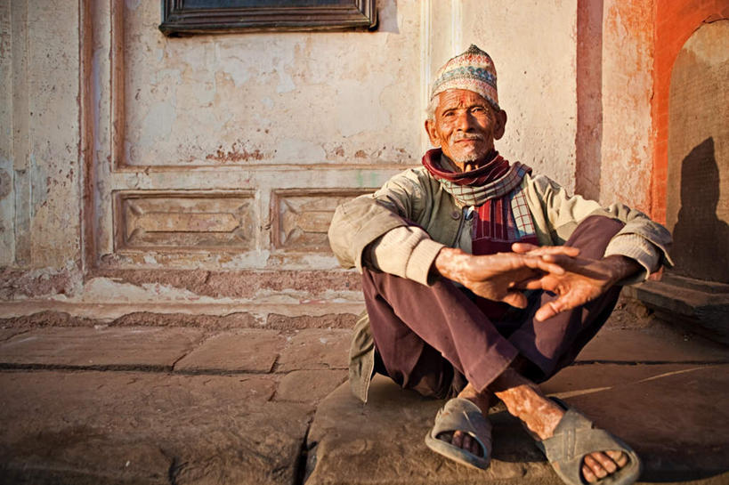 东方人,皱纹,胡须,一个人,坐,笑,盘腿,微笑,露齿笑,横图,室外,白天,正面,石头,窗户,落地窗,帽子,亚洲,仅一个男性,仅一个人,阴影,服装,朦胧,模糊,装饰,光线,石子,影子,墙,注视,休闲装,黄种人,玻璃窗,墙壁,墙面,老人,衣服,阳光,围巾,拖鞋,观察,看,仅一个老年男性,休闲,温暖,休闲服,服饰,围脖,观看,保暖,华丽,点缀,察看,御寒,关注,无边帽,衬托,美观,雅致,雅观,白叟,老年男性,男人,男性,亚洲人,胡子,小胡子,石块,岩石,盘腿而坐,盘膝,盘着腿的,盘着腿坐,双腿交叉,坐着,彩图,全身