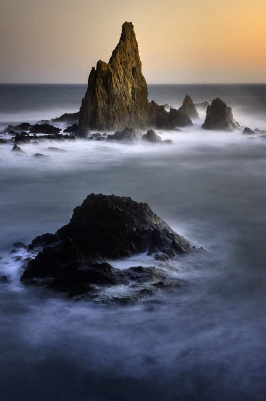 无人,竖图,室外,白天,正面,旅游,度假,海浪,海洋,礁石,石头,美景,山,山脉,西班牙,欧洲,阴影,飞溅,溅,光线,石子,液体,影子,海面,景观,浪花,山顶,山峰,水滴,水平线,云,云朵,辽阔,海平线,云彩,娱乐,安达卢西亚,水珠,蓝色,白云,蓝天,天空,阳光,自然,海水,黄昏,群山,天,享受,休闲,广阔,景色,放松,晴朗,涨潮,一望无际,碰撞,南欧,喷洒,自然风光,安达鲁西亚,海景,海潮,阿尔梅里亚,西班牙王国,安达卢西亚自治区,无边无际,一马平川,颠峰,极峰,潮水,潮汐,落潮,薄暮,阿尔梅里亚省,大海,风浪,海,海水的波动,礁,近岸浪,石块,岩石,涌浪,晴空,彩图,傍晚,水天相接,水天一线