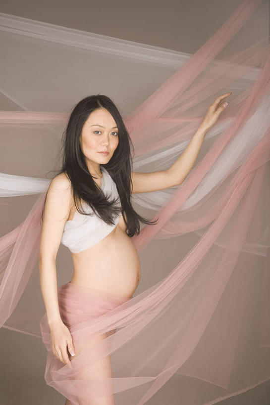 东方人,孕妇,一个人,站,摸,竖图,室内,白天,正面,亚洲,仅一个年轻女性,仅一个女性,仅一个人,抚摸,阴影,灰色背景,内衣,光线,丝绸,丝带,影子,缎带,注视,黄种人,裸露,绸带,观察,看,站着,怀孕,胸罩,文胸,摄影,影棚,赤裸,观看,察看,待产,关注,裸,飘带,妊娠,准妈妈,乳罩,胸衣,年轻女性,女人,女性,亚洲人,产妇,触摸,接触,站立,半身,彩图,影棚拍摄,拍摄