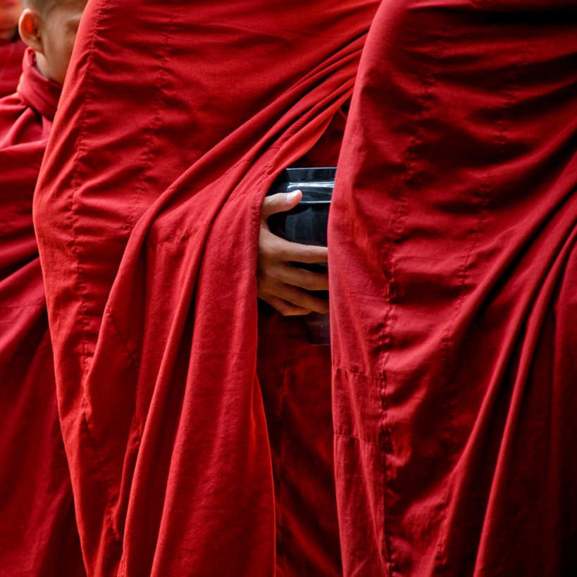 东方人,三个人,和尚,站,方图,室外,白天,正面,亚洲,一排,握,阴影,整齐,光线,影子,陶瓷,陶瓷制品,拿,拿着,注视,黄种人,排列,红色,阳光,容器,碗,观察,看,站着,握着,观看,储藏,察看,储存,队列,关注,袈裟,法衣,男人,男性,年轻男性,亚洲人,比丘,高僧,僧,僧侣,僧人,沙弥,修行僧,站立,半身,彩图,贮存