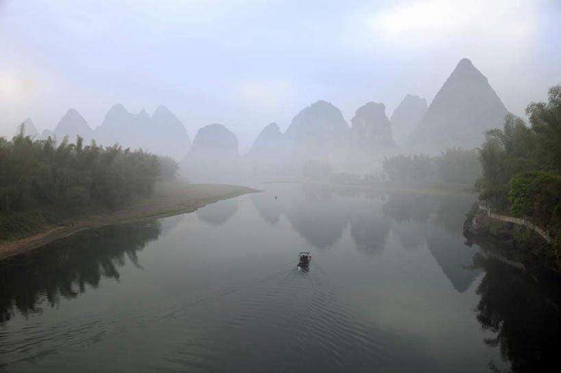 帆船,无人,横图,室外,白天,正面,旅游,度假,河流,石头,美景,森林,山,山脉,树林,水,植物,船,桂林,中国,亚洲,波纹,石子,河水,景观,山峰,水流,涟漪,山峦,娱乐,树,树木,绿色,倒影,水纹,自然,交通工具,波浪,群山,享受,休闲,景色,放松,生长,成长,广西,倒映,自然风光,载具,东亚,广西壮族自治区,中华人民共和国,桂林市,桂,华南地区,水晕,反照,石块,岩石,彩图