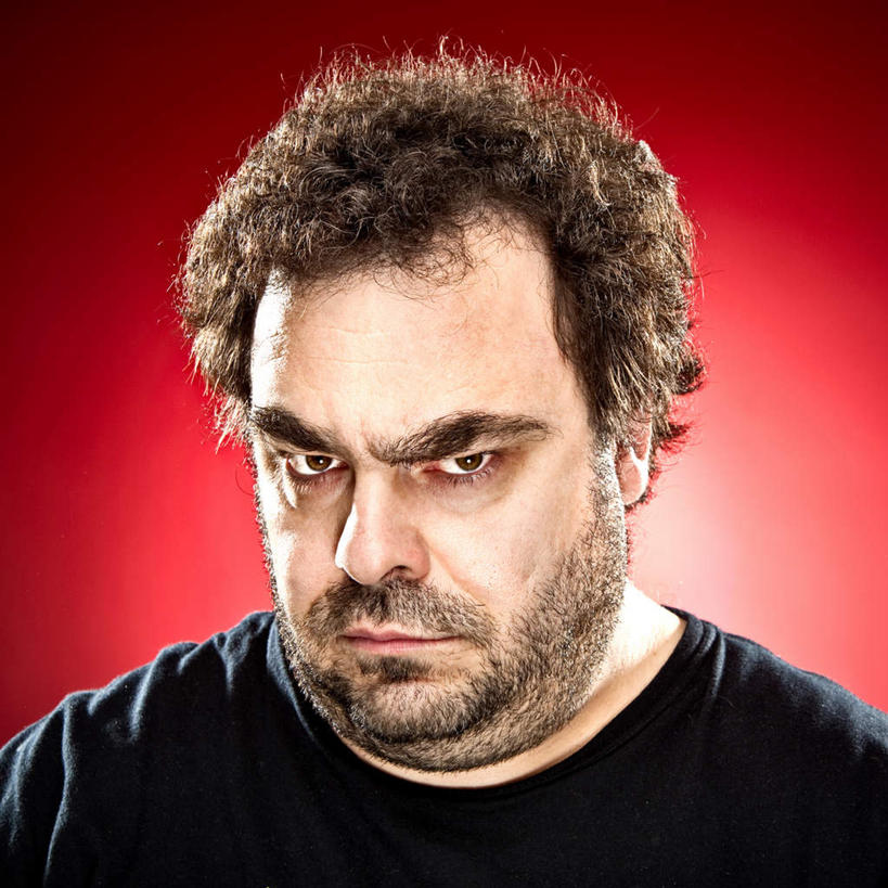 脸,头,嘴,脸颊,胡须,一个人,方图,室内,特写,白天,正面,仅一个男性,仅一个人,仅一个中年男性,阴影,红色背景,光线,影子,注视,肩膀,黑色,嘟嘴,观察,看,金色,撅嘴,摄影,影棚,观看,察看,关注,瞪眼,怒视,男人,男性,中年男性,头部,胡子,卷发,络腮胡,脸部,脸蛋,面部,嘴巴,嘴唇,半身,彩图,影棚拍摄,拍摄,短发