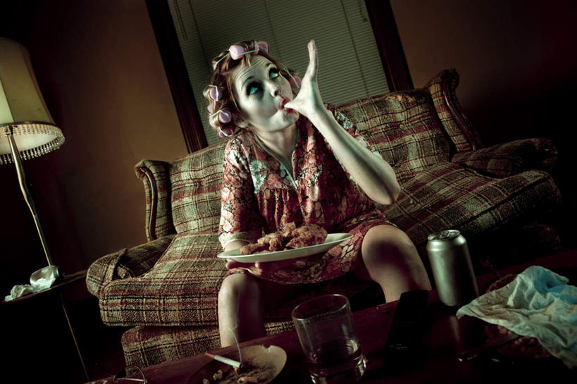 西方人,肌肉,健壮,一个人,家,坐,吃,横图,室内,白天,正面,窗户,沙发,台灯,卧室,桌面,桌子,杯子,香烟,餐具,照明,欧洲,欧洲人,仅一个女性,仅一个人,握,睡衣,木制,碟子,盘,百叶窗,房屋,屋子,灯光,拿,拿着,注视,楼房,住宅,玻璃制品,灯,饮料,一个,盘子,木制品,水杯,灯具,碟,观察,看,仅一个中年女性,健康,烟,活力,力量,舔,握着,单个,观看,青春,卷发棒,卷发器,照亮,察看,强壮,照明设备,关注,布艺沙发,烫发器,寝衣,女人,女性,中年女性,白种人,玻璃杯,卷烟,烟草,纸烟,嚼,食,抬头,仰头,坐着,半身,彩图,房子,睡房,卧房