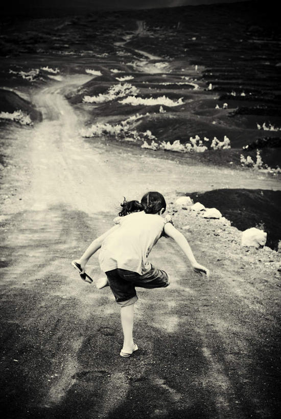 西方人,儿童,一个人,跳,伸展双臂,竖图,俯视,黑白,室外,白天,游戏,纯洁,草地,草坪,礁石,石头,植物,道路,路,欧洲,欧洲人,仅一个女性,仅一个人,弯腰,服装,石子,小路,交通,二郎腿,玩,休闲装,娱乐,草,小孩,衣服,仅一个小孩,休闲,休闲服,可爱,童年,童趣,服饰,乡间小路,活动,发泄,消遣,智力,童真,烂漫,无邪,宣泄,弯身,天真,女孩,女人,女性,白种人,孩子,礁,石块,岩石,敞开双臂,伸开双臂,跳跃,玩耍,嬉戏,展开双肩,张开手臂,张开双臂,高角度拍摄,全身,女生