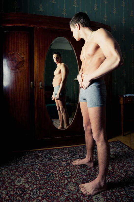 西方人,肌肉,健壮,一个人,家,站,竖图,室内,白天,侧面,地板,地毯,柜子,镜子,欧洲,欧洲人,仅一个男性,仅一个人,阴影,内裤,装饰,编织,光线,影子,手工艺品,房屋,墙,屋子,织物,地面,注视,手叉腰,楼房,裸露,木地板,墙壁,墙面,住宅,仅一个年轻男性,工艺品,衣橱,叉腰,观察,看,站着,健康,活力,力量,观看,青春,华丽,修饰,点缀,镜像,察看,双手叉腰,强壮,镜面,关注,裸,更衣橱,衬托,美观,雅致,雅观,男人,男性,年轻男性,白种人,站立,彩图,全身,房子