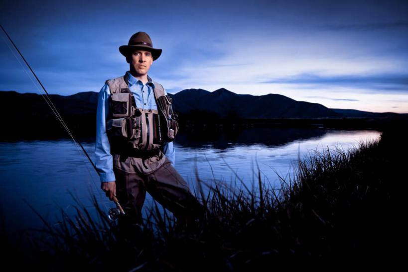 西方人,一个人,站,横图,室外,白天,正面,旅游,度假,草地,草坪,湖,湖泊,美景,山,山脉,水,植物,帽子,钓鱼竿,欧洲,欧洲人,仅一个男性,仅一个人,仅一个中年男性,服装,平静,湖面,景观,山峰,水流,水面,山峦,注视,休闲装,礼帽,娱乐,草,衣服,蓝色,绿色,倒影,蓝天,天空,自然,湖水,群山,天,观察,看,站着,享受,休闲,休闲服,景色,放松,服饰,晴朗,观看,宁静,渔具,察看,倒映,关注,自然风光,万里无云,一顶,反照,男人,男性,中年男性,白种人,钓竿,鱼竿,晴空,晴空万里,站立,半身,彩图,钓鱼