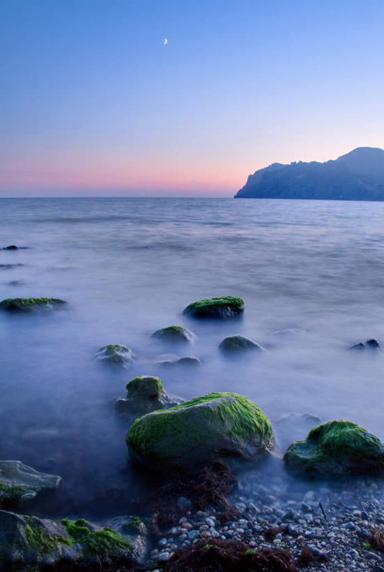 无人,竖图,室外,白天,正面,旅游,度假,海浪,海洋,礁石,石头,美景,日落,山,山脉,欧洲,乌克兰,阴影,新鲜,光线,石子,影子,景观,浪花,山峰,晚霞,霞光,云,云朵,落日,青苔,苔藓,山峦,云彩,娱乐,蓝色,绿色,白云,蓝天,天空,阳光,自然,海水,黄昏,群山,天,享受,休闲,景色,彩霞,放松,晴朗,青春,生命,自然风光,和平,安详,海景,东欧,冷色,乌克兰共和国,夕照,克里米亚,克里米亚自治共和国,大海,风浪,海,海水的波动,礁,近岸浪,石块,岩石,涌浪,晴空,夕阳,彩图,斜阳