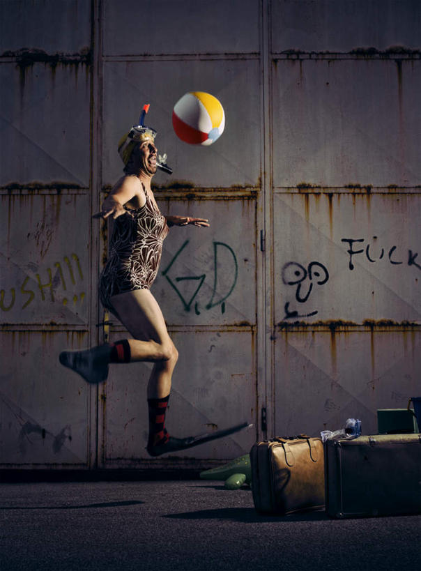 游泳,西方人,一个人,跳,伸展双臂,竖图,室内,白天,侧面,抽象,泳装,锻炼,绘画,运动,欧洲,欧洲人,仅一个男性,仅一个人,仅一个中年男性,艺术,彩绘,旅行箱,图案,艺术品,半空,古典,注视,文化,球,一个,行李箱,箱子,工艺品,观察,看,品味,概念,蛙鞋,潜水,单个,观看,五颜六色,出差,脚蹼,美术,察看,高雅,关注,潜水装备,五彩缤纷,连体泳衣,浮潜,美学,潜水运动,图文,体育,男人,男性,中年男性,白种人,敞开双臂,伸开双臂,跳跃,展开双肩,张开手臂,张开双臂,彩图,全身,泳衣,健身,旅行,涂鸦