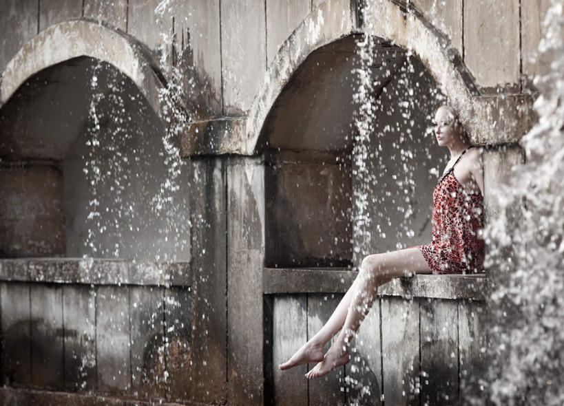 西方人,一个人,坐,横图,室外,白天,侧面,旅游,度假,名胜古迹,水,标志建筑,地标,建筑,欧洲,欧洲人,仅一个年轻女性,仅一个女性,仅一个人,飞溅,服装,遗迹,装饰,溅,鲜艳,液体,水滴,美丽,古迹,漂亮,文物,娱乐,建设,古建筑,水珠,衣服,享受,休闲,旅游胜地,放松,服饰,华丽,修饰,点缀,优美,衣着,穿着,喷洒,摩登,艳丽,古文明,衬托,美观,雅致,雅观,衣饰,斑斓,标致,瑰丽,娇艳,锦绣,娟秀,俊丽,奇丽,俏丽,时兴,秀丽,年轻女性,女人,女性,白种人,坐着,彩图,全身