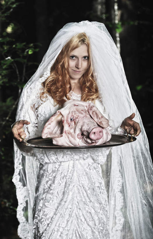 西方人,一个人,新娘,走,捧,竖图,室外,白天,正面,婚纱,婚礼,快乐,树林,植物,雾,欧洲,欧洲人,仅一个年轻女性,仅一个女性,仅一个人,朦胧,模糊,庆祝,结婚,树,树木,绿色,自然,盘子,喜庆,生长,成长,纪念,迷雾,猪头,年轻女性,女人,女性,白种人,大雾,步行,端,端着,捧着,散步,手捧,走路,半身,彩图,婚礼服,礼服,高兴