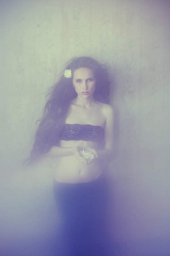 一个人,站,竖图,室内,特写,白天,正面,仅一个年轻女性,仅一个女性,仅一个人,墙,注视,墙壁,墙面,观察,看,靠,靠着,站着,观看,头花,察看,关注,年轻女性,女人,女性,站立,半身,彩图