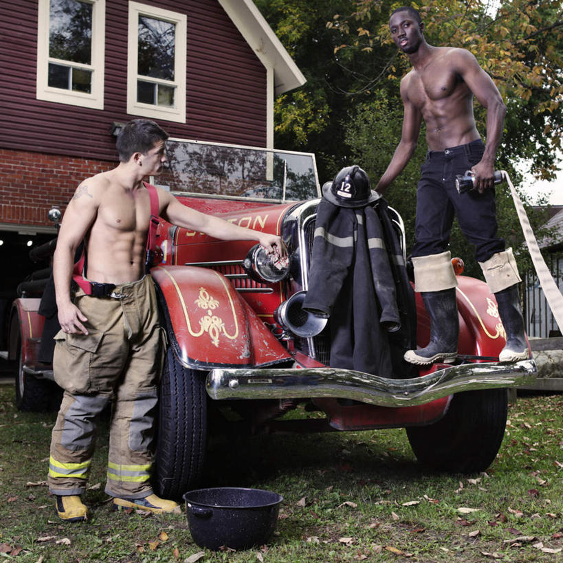 西方人,肌肉,健壮,两个人,伙伴,朋友,家,站,方图,室外,白天,正面,友谊,农业,草地,草坪,植物,汽车,照明,欧洲,黑人,欧洲人,握,服装,房屋,屋子,灯光,拿,拿着,注视,休闲装,楼房,住宅,车,灯,草,树,树木,衣服,绿色,自然,交通工具,观察,看,站着,休闲,健康,休闲服,机械,活力,力量,握着,服饰,生长,成长,观看,青春,修理,照亮,察看,强壮,照明设备,关注,载具,拖拉机,手电筒,电筒,手电,交通运输,农用机械,补缀,修缮,友情,男人,男性,年轻男性,白种人,站立,彩图,全身,房子