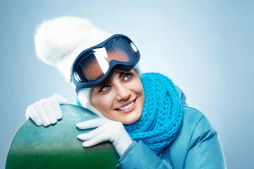 西方人,脸,头,眼睛,鼻子,嘴,耳朵,脸颊,眉毛,睫毛,手,一个人,笑,微笑,露齿笑,横图,室内,白天,正面,安全,欧洲,欧洲人,瞳孔,仅一个年轻女性,仅一个女性,仅一个人,握,阴影,服装,新鲜,装饰,透明,反射,眼镜,影子,防护,拿,拿着,注视,衣服,蓝色,绿色,围巾,观察,看,温暖,手部,握着,眼部,服饰,围脖,观看,青春,羽绒服,保暖,护目镜,保护,华丽,点缀,察看,生命,御寒,关注,保险,和平,安详,保全,周全,安稳,安定,衬托,美观,雅致,雅观,理智,沉静,安全防护眼镜,冷色,高深,冷淡,冬装,平安,年轻女性,女人,女性,白种人,头部,鼻,鼻孔,耳,耳部,睫,口,口腔,脸部,脸蛋,眉,面部,眼,眼睫毛,眼眉,嘴巴,嘴唇,半身,彩图,防护眼镜,眼眉毛