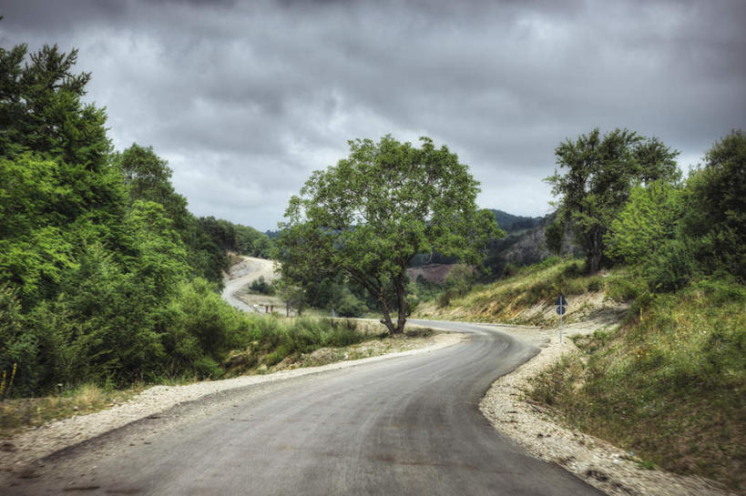 无人,横图,室外,白天,正面,旅游,度假,草地,草坪,美景,树林,植物,道路,路,欧洲,阴影,光线,影子,景观,云,云朵,小路,交通,云彩,娱乐,草,树,树木,蓝色,绿色,白云,蓝天,天空,阳光,自然,天,享受,休闲,景色,放松,生长,晴朗,成长,自然风光,东欧,科索沃,科索沃共和国,晴空,彩图