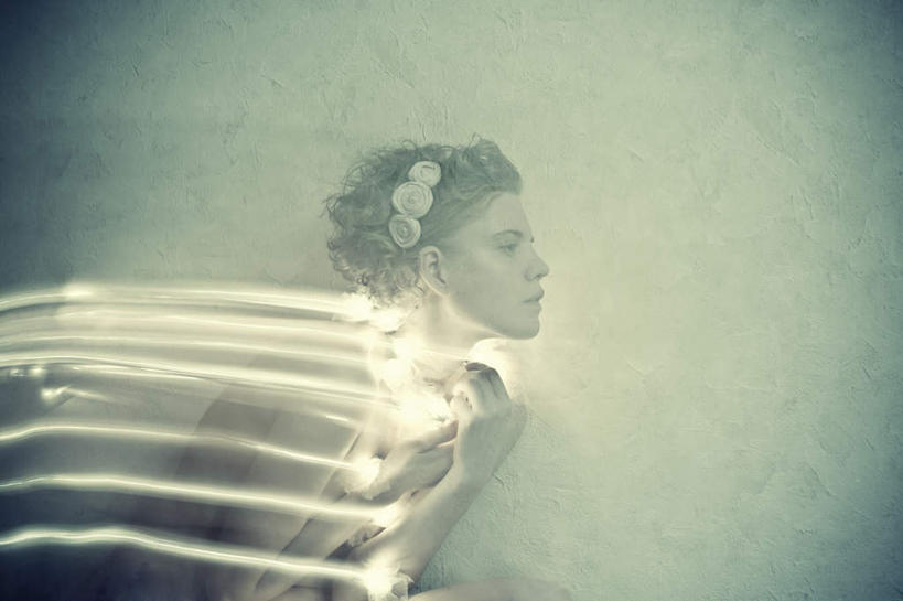 西方人,一个人,站,横图,室内,白天,侧面,数码,科技,欧洲,欧洲人,仅一个年轻女性,仅一个女性,仅一个人,阴影,灰色背景,梦幻,装饰,盛开,发光,光束,网络,光亮,高光,几何,计算机图形,合成,花蕾,裸露,花,花瓣,花朵,鲜花,花苞,花蕊,站着,摄影,影棚,华丽,修饰,点缀,电脑合成图,数码合成图,未来,发亮,裸,憧憬,写实,具体,具象,衬托,美观,雅致,雅观,年轻女性,女人,女性,白种人,光环,站立,半身,彩图,影棚拍摄,拍摄