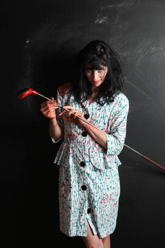 西方人,一个人,站,竖图,室内,白天,正面,欧洲,欧洲人,仅一个年轻女性,仅一个女性,仅一个人,一根,黑色背景,服装,高尔夫,高尔夫球,注视,休闲装,衣服,观察,看,站着,休闲,休闲服,万圣节,摄影,服饰,影棚,观看,察看,高尔夫球杆,恐怖,关注,鲜血,可怕,高尔夫运动,高尔夫球具,可骇,恐惧,年轻女性,女人,女性,白种人,站立,半身,彩图,影棚拍摄,拍摄