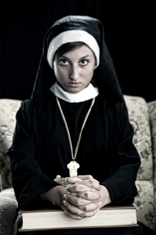 西方人,一个人,坐,竖图,室内,白天,正面,沙发,书籍,项链,欧洲,欧洲人,仅一个年轻女性,仅一个女性,仅一个人,一本,握,黑色背景,节日,装饰,注视,文化,装饰品,饰品,首饰,观察,看,祈祷,健康,握着,许愿,摄影,宗教,信仰,影棚,观看,纪念,华丽,修饰,祈求,点缀,察看,关注,布艺沙发,衬托,美观,雅致,雅观,平安,年轻女性,女人,女性,白种人,书,图书,修女,坐着,半身,彩图,影棚拍摄,拍摄,修女服