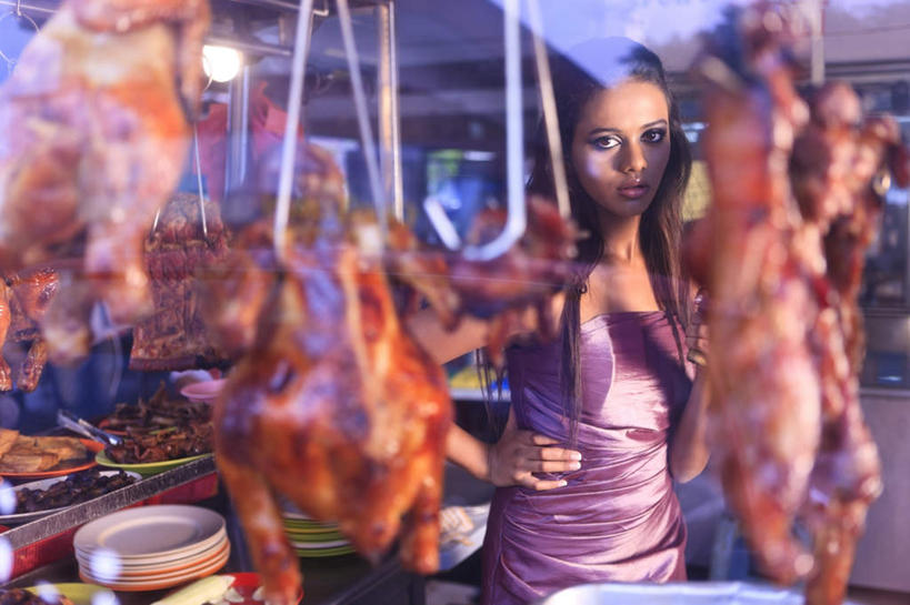 西方人,脸,头,脸颊,一个人,站,横图,室外,白天,正面,餐具,欧洲,欧洲人,仅一个年轻女性,仅一个女性,仅一个人,吊挂,悬挂,服装,碟子,盘,鸡肉,肉,挂,注视,休闲装,手叉腰,肉类,衣服,盘子,碟,叉腰,观察,看,站着,休闲,休闲服,服饰,观看,察看,双手叉腰,关注,肉食,年轻女性,女人,女性,白种人,头部,脸部,脸蛋,面部,站立,半身,彩图