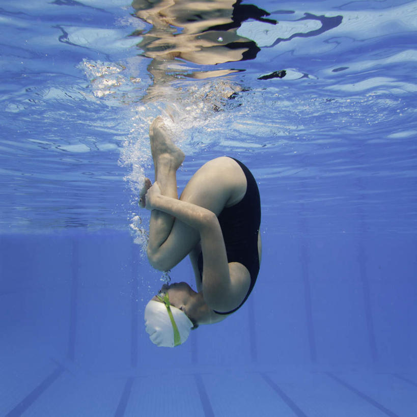 游泳,西方人,一个人,游泳池,方图,室外,白天,侧面,锻炼,运动,水,帽子,欧洲,欧洲人,仅一个年轻女性,仅一个女性,仅一个人,波纹,飞溅,泳帽,溅,液体,水池,水滴,水面,涟漪,泳池,水珠,蓝色,白色,水纹,波浪,潜水,憋气,喷洒,游泳帽,水晕,潜水运动,一顶,泅水,体育,年轻女性,女人,女性,白种人,彩图,全身,健身