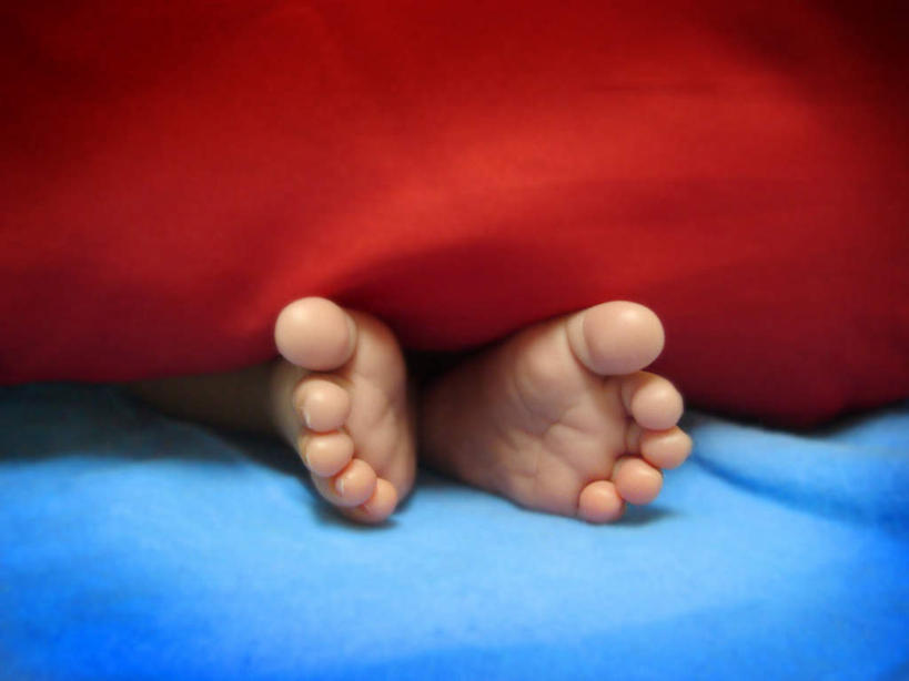 西方人,婴儿,儿童,一个人,躺,横图,室内,特写,白天,正面,纯洁,床,欧洲,欧洲人,仅一个人,床单,光脚,被子,小孩,红色,蓝色,赤脚,可爱,单人床,活泼,被单,宝宝,纯真,烂漫,无邪,卧着,伶俐,天真,白种人,孩子,躺着,卧,半身,彩图