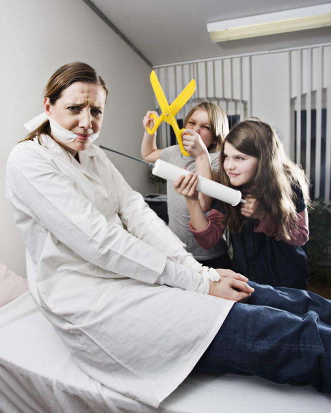 西方人,儿童,三个人,站,坐,竖图,室内,白天,正面,窗帘,床,照明,欧洲,欧洲人,握,修剪,灯泡,工具,剪刀,墙,床单,拿,拿着,被子,墙壁,墙面,灯,小孩,灯具,日光灯,站着,疼痛,针管,针筒,握着,注射,单人床,白炽灯,裁剪,悲伤,照亮,医疗,医疗设备,注射器,剪子,剪裁,切割,被单,痛苦,照明工具,白炽灯泡,恐吓,疾苦,苦楚,吓唬,女孩,女人,女性,白种人,站立,坐着,半身,彩图,女生