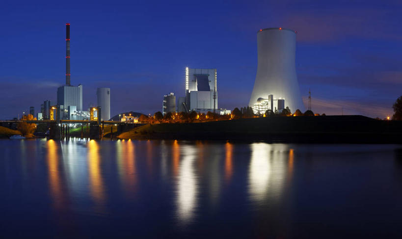 无人,横图,室外,夜晚,正面,度假,河流,美景,水,城市风光,城市,夜景,德国,欧洲,阴影,环保,光线,影子,河水,景观,水流,灯光,娱乐,享受,休闲,发电厂,发电站,景色,放松,能源,回收,资源,核电站,核能,西欧,利用,低碳,循环,冷却塔,德意志联邦共和国,持续,冷却,北威州,核电厂,北莱茵.威斯特法伦州,鲁尔,鲁尔工业区,鲁尔区,彩图,凉水塔