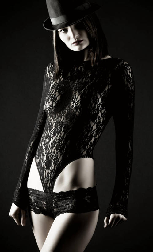 西方人,一个人,模特,站,竖图,黑白,室内,白天,正面,性感,帽子,欧洲,欧洲人,仅一个年轻女性,仅一个女性,仅一个人,阴影,黑色背景,服装,反射,影子,注视,礼帽,衣服,观察,看,站着,诱惑,摄影,服饰,影棚,观看,察看,紧身衣,衣着,穿着,关注,火辣,一顶,衣饰,年轻女性,女人,女性,白种人,模特儿,站立,半身,影棚拍摄,拍摄