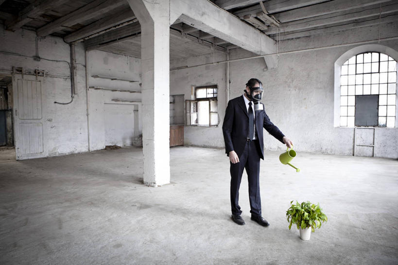 西方人,一个人,商务人士,商务男性,站,横图,室内,白天,侧面,衬衫,安全,植物,窗户,欧洲,欧洲人,仅一个男性,仅一个人,仅一个中年男性,握,阴影,套装,反射,分离,壶,面具,盆栽,器材,影子,墙,防护,领带,盆景,过滤,洒水壶,分开,浇水,玻璃窗,墙壁,墙面,水壶,一个,绿色,白色,自然,站着,隔断,握着,遮掩,生长,单个,成长,保护,隔离,掩盖,遮挡,象征,庄重,面罩,净化,间隔,商务装,身份,防毒面具,工薪阶层,遮盖,正式,地位,掩饰,断绝,隔开,屏蔽,屏绝,远离,中断,阻遏,阻隔,导气管,防护器材,滤毒罐,浇水壶,男人,男性,中年男性,白种人,白领,上班族,站立,彩图,全身,衬衣