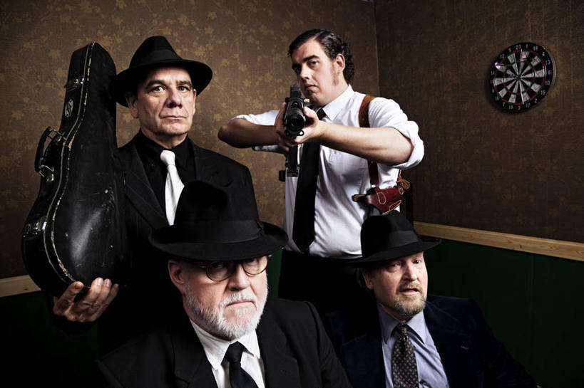 西方人,四个人,家庭,父亲,儿子,站,坐,横图,室内,白天,正面,衬衫,西装,成功,胜利,壁纸,帽子,欧洲,欧洲人,握,套装,正装,木制,木盒,眼镜,墙,乐器,领带,弦乐器,小提琴,飞镖,弹奏,拿,演奏,拿着,注视,职业装,礼帽,墙壁,墙面,木制品,容器,观察,看,扛,站着,温暖,温馨,父子,一家人,父爱,握着,观看,储藏,老花镜,靶心,和睦,察看,象征,庄重,犯人,罪犯,储存,关注,瞄准,弓拉弦乐器,弓拉弦鸣乐器,身份,囚犯,镖针,飞镖运动,正式,地位,监犯,囚徒,罪人,远视眼镜,扛在肩上,老年男性,男人,男性,中年男性,白种人,墙纸,站立,坐着,半身,彩图,衬衣,小提琴盒,小提琴琴盒,融洽,贮存