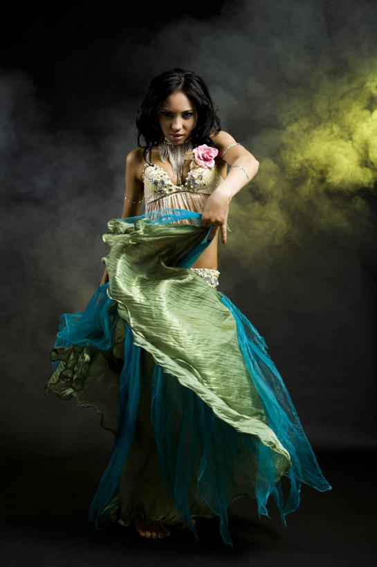 西方人,一个人,站,竖图,室内,白天,正面,晚礼服,跳舞,欧洲,欧洲人,仅一个年轻女性,仅一个女性,仅一个人,注视,观察,看,站着,摄影,影棚,观看,察看,关注,舞姿,肚皮舞,年轻女性,女人,女性,白种人,站立,半身,彩图,影棚拍摄,晚宴服,舞会服,洋服,洋装,夜礼服,拍摄,舞蹈