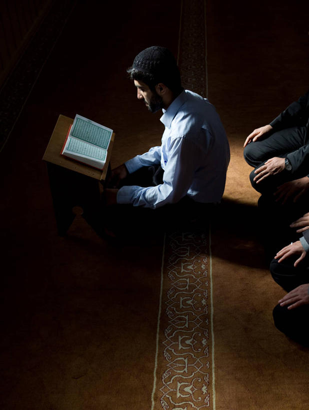 西方人,一个人,坐,竖图,俯视,室内,白天,桌面,桌子,书籍,欧洲,欧洲人,仅一个男性,仅一个人,阴影,服装,节日,反射,木制,影子,注视,休闲装,文化,仅一个年轻男性,衣服,木制品,书本,低头,观察,看,祈祷,休闲,健康,休闲服,许愿,宗教,服饰,信仰,观看,纪念,祈求,察看,伊斯兰教,关注,经书,古兰经,平安,男人,男性,年轻男性,白种人,书,图书,坐着,彩图,高角度拍摄,全身