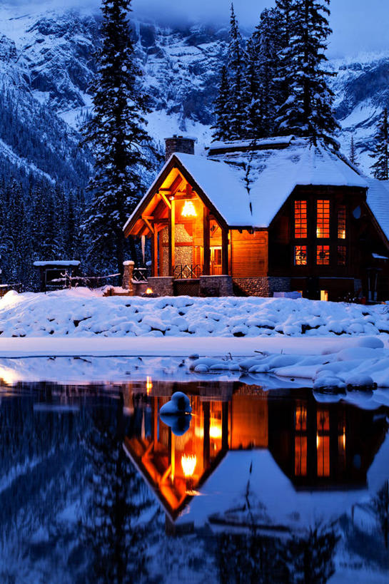 无人,公园,家,木屋,竖图,室外,夜晚,正面,旅游,度假,湖,湖泊,美景,树林,水,雪,植物,大雪,加拿大,阴影,光线,影子,湖面,积雪,景观,水流,水面,雪景,冬季,冬天,灯光,娱乐,住宅,树,树木,绿色,自然,湖水,享受,休闲,景色,放松,寒冷,生长,成长,北美,北美洲,国家公园,自然风光,美洲,北亚美利加洲,亚美利加洲,严寒,卑诗省,不列颠哥伦比亚,不列颠哥伦比亚省,优鹤国家公园,幽鹤国家公园,彩图,茅舍,茅屋,棚屋,小木屋,小屋,卑斯省
