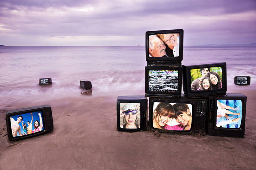 西方人,无人,家庭,笑,微笑,露齿笑,横图,照片,室内,白天,正面,数码,科技,海浪,海洋,沙滩,电视,欧洲,欧洲人,阴影,服装,网络,沙子,海岸,浪花,水平线,云,云朵,辽阔,海平线,沙地,许多人,高光,几何,计算机图形,合成,云彩,扭头,注视,休闲装,衣服,蓝色,白云,蓝天,天空,海水,天,观察,看,靠,靠着,倚靠,转头,一群人,休闲,广阔,温暖,温馨,一家人,休闲服,摄影,服饰,晴朗,观看,一望无际,电脑合成图,数码合成图,和睦,察看,倚着,合成图,关注,海景,写实,具体,具象,显像管屏,显像管屏幕,黑白电视机,无边无际,一马平川,男人,男性,年轻男性,年轻女性,女人,女性,中年男性,中年女性,白种人,电视机,相片,大海,风浪,海,海水的波动,海滩,近岸浪,涌浪,晴空,半身,彩图,拍摄,照相,融洽,水天相接