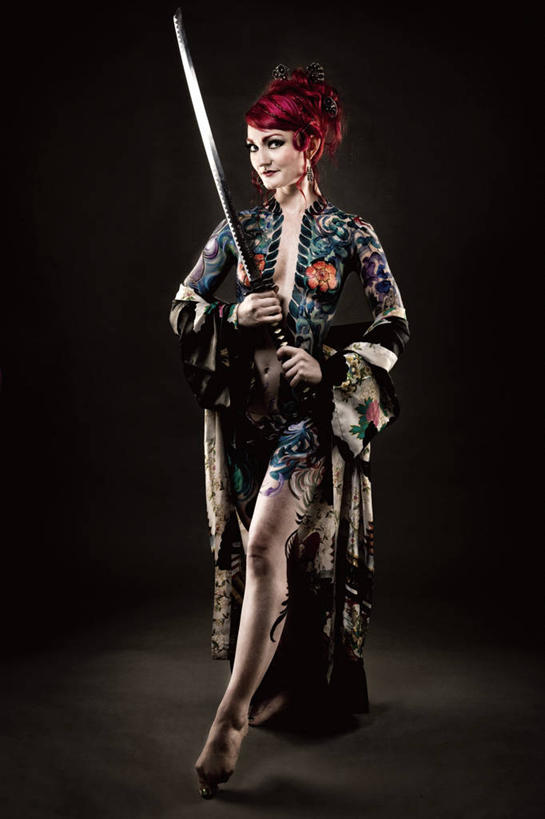 西方人,一个人,站,笑,微笑,竖图,室内,白天,正面,时尚,竞争,欧洲,欧洲人,仅一个年轻女性,仅一个女性,仅一个人,对抗,握,黑色背景,服装,冲突,拿,拿着,扭头,注视,光脚,破坏,文化,纹身,衣服,观察,看,站着,转头,赤脚,武器,个性,战争,握着,摄影,服饰,信仰,影棚,观看,损坏,察看,剑,攻击,威胁,衣着,穿着,对立,关注,矛盾,兵器,刺青,追求,防御,表演服,演出服,想象,敌对,挫败,斗争,抗拒,抗衡,文身,勇气,崇拜,张扬,杀伤,威慑,衣饰,道具服,百兵之君,短兵,危险,年轻女性,女人,女性,白种人,站立,彩图,全身,影棚拍摄,拍摄