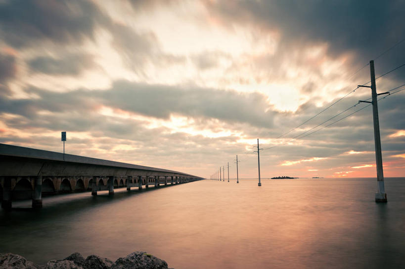 无人,横图,室外,白天,正面,旅游,度假,海浪,海洋,日落,标志建筑,大桥,地标,建筑,立交桥,桥梁,美国,一排,许多,整齐,电力,电线,电线杆,线,浪花,晚霞,霞光,落日,高架,斜拉桥,桥,电能,很多,线路,娱乐,建设,排列,海水,黄昏,享受,休闲,旅游胜地,彩霞,放松,电,电源,北美,北美洲,队列,美洲,能量,海景,佛罗里达,佛罗里达州,佛州,阳光州,北亚美利加洲,亚美利加洲,七英里大桥,夕照,薄暮,七里桥,大海,风浪,海,海水的波动,近岸浪,涌浪,夕阳,彩图,傍晚,美利坚合众国,斜阳