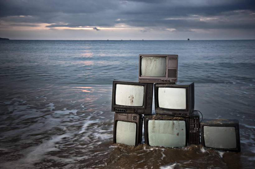 无人,横图,室外,白天,正面,旅游,度假,海浪,海洋,美景,电视,一堆,许多,废弃,阴影,堆叠,堆积,古老,破旧,陈旧,光线,影子,景观,浪花,水平线,云,云朵,辽阔,海平线,很多,云彩,娱乐,蓝色,白云,蓝天,天空,阳光,自然,海水,天,享受,休闲,广阔,景色,放松,晴朗,堆,一望无际,自然风光,海景,显像管屏,显像管屏幕,黑白电视机,无边无际,一马平川,陈腐,废除,电视机,大海,风浪,海,海水的波动,近岸浪,涌浪,晴空,彩图,水天相接,水天一线