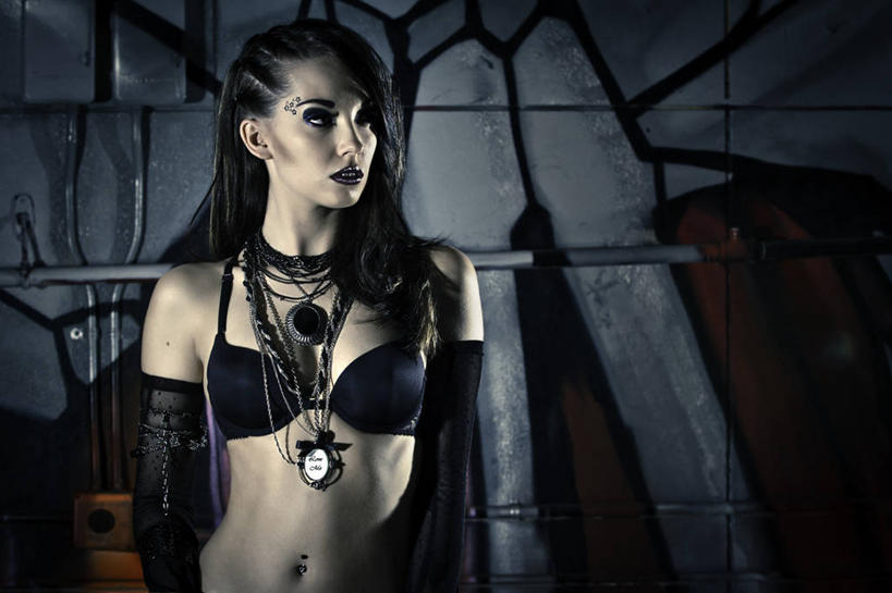 西方人,一个人,栏杆,站,横图,室内,白天,正面,抽象,泳装,比基尼,绘画,项链,欧洲,欧洲人,仅一个年轻女性,仅一个女性,仅一个人,艺术,装饰,彩绘,图案,墙,围栏,艺术品,古典,扭头,注视,文化,护栏,墙壁,墙面,装饰品,饰品,手套,首饰,工艺品,观察,看,品味,站着,转头,概念,温暖,摄影,影棚,观看,保暖,华丽,美术,点缀,察看,高雅,御寒,关注,美学,衬托,美观,雅致,雅观,图文,年轻女性,女人,女性,白种人,站立,半身,彩图,影棚拍摄,三点式,泳衣,拍摄,涂鸦