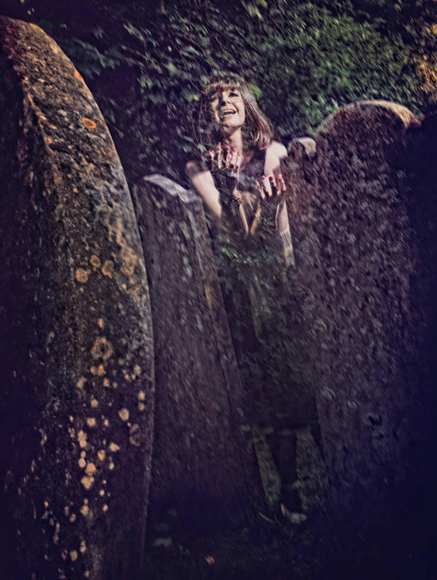 西方人,一个人,站,捧,哭,竖图,室外,白天,正面,雪,大雪,欧洲,欧洲人,仅一个年轻女性,仅一个女性,仅一个人,阴影,服装,反射,影子,积雪,雪景,冬季,冬天,注视,休闲装,衣服,观察,看,站着,休闲,墓地,休闲服,寒冷,眼泪,服饰,观看,察看,坟墓,陵墓,泪水,关注,坟场,严寒,年轻女性,女人,女性,白种人,端,端着,捧着,手捧,抬头,仰头,站立,彩图,全身,哭泣,哭啼