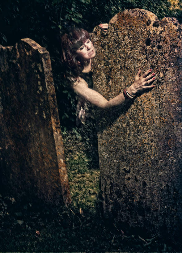 西方人,一个人,站,闭眼,抱,哭,竖图,室外,白天,侧面,雪,大雪,欧洲,欧洲人,仅一个年轻女性,仅一个女性,仅一个人,阴影,服装,反射,影子,积雪,雪景,冬季,冬天,休闲装,衣服,站着,休闲,墓地,休闲服,寒冷,眼泪,服饰,抱着,坟墓,陵墓,搂着,泪水,坟场,严寒,年轻女性,女人,女性,白种人,闭眼睛,闭着眼,闭着眼睛,怀抱,搂,搂抱,相抱,拥抱,站立,彩图,全身,哭泣,哭啼