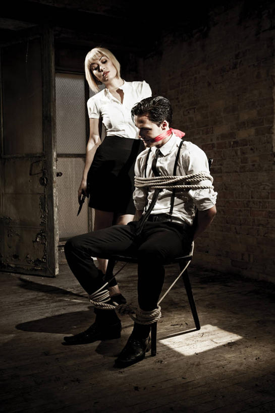 西方人,两个人,站,坐,竖图,室内,白天,正面,衬衫,建材,地板,门,建筑,椅子,欧洲,欧洲人,一把,阴影,服装,反射,材料,影子,砖,砖块,墙,领带,地面,注视,休闲装,木地板,墙壁,墙面,衣服,绳子,门框,观察,看,站着,休闲,休闲服,砖头,建造,服饰,观看,捆绑,绳索,察看,罪犯,关注,背手,绑缚,人质,男人,男性,年轻男性,年轻女性,女人,女性,白种人,石料,站立,坐着,彩图,全身,衬衣,砌墙砖