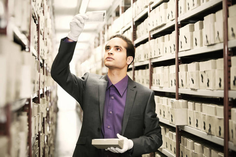 西方人,一个人,商务人士,商务男性,站,举,横图,室内,白天,正面,衬衫,安全,柜子,欧洲,欧洲人,仅一个男性,仅一个人,握,套装,朦胧,模糊,材料,档案,文件,纸,防护,拿,拿着,注视,仅一个年轻男性,手稿,手套,资料,观察,看,托,站着,握着,观看,保护,证明,察看,储存,关注,文档,保险,商务装,档案柜,工薪阶层,保全,周全,安稳,安定,防护手套,储备,蕴藏,贮备,平安,男人,男性,年轻男性,白种人,白领,上班族,举起,举手,举着,抬头,向上举,向上伸,向上托,仰头,站立,半身,彩图,衬衣,贮存